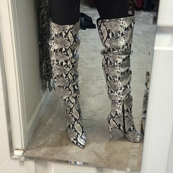 Snake print over the knee boots - Picture 2 of 10